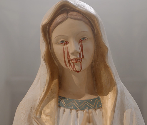 Eckiger Tisch “Crying Mary”